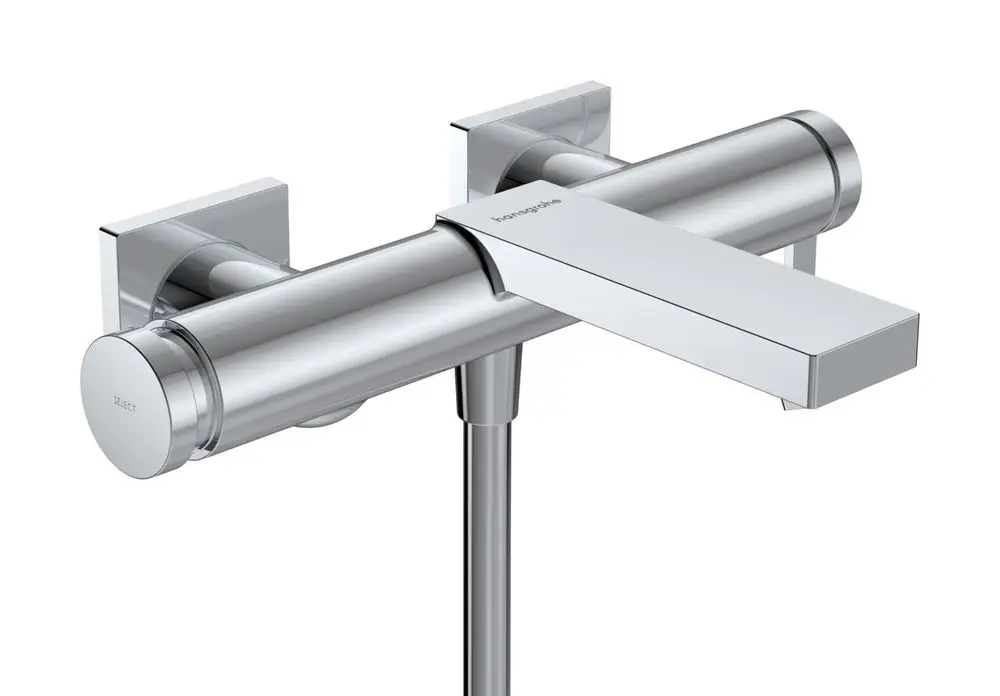 Einhebel-Wannenmischer von Hansgrohe mit chromfarbener Oberfläche und Kubus-Design. Wandmontage mit seitlichem Bedienhebel zur Wassersteuerung.